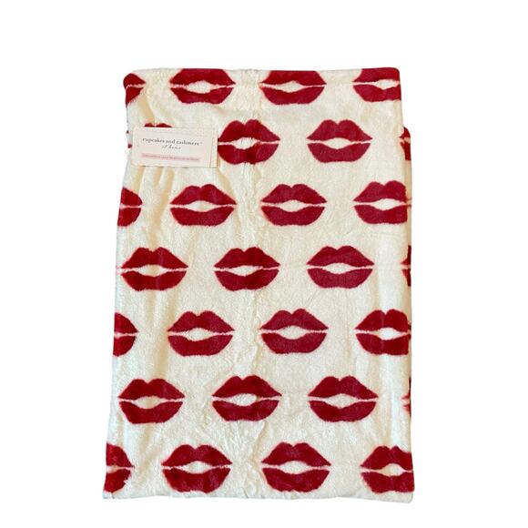 NEW Cupcakes & Cashmere LIPS Faux Fur Throw Blanket 50x70 Red & White Valentine - Picture 2 of 16